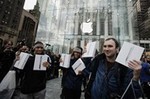 iPad 2 se během víkendu vyprodal. Místa ve frontě byla dražší než přístroj